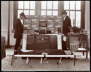 A Pennsylvania Railroad Co. elsősegélynyújtó felszereléseinek kiállítása az Amerikai Szociális Szolgálat Intézetének Biztonságtechnikai Múzeumában, 1908 (ezüst zselatin nyomat)